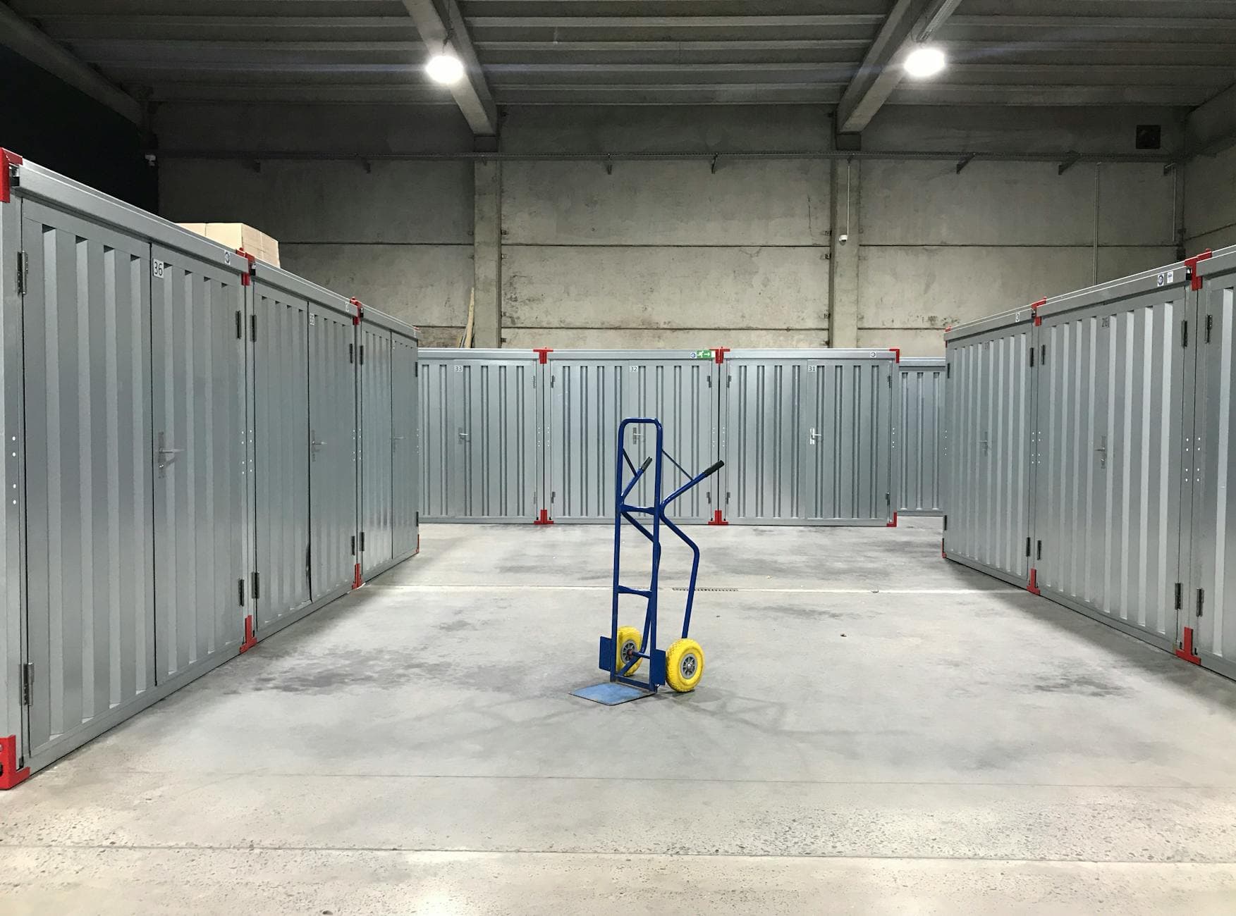 Couloir intérieur d'un centre de garde-meuble avec box numérotés