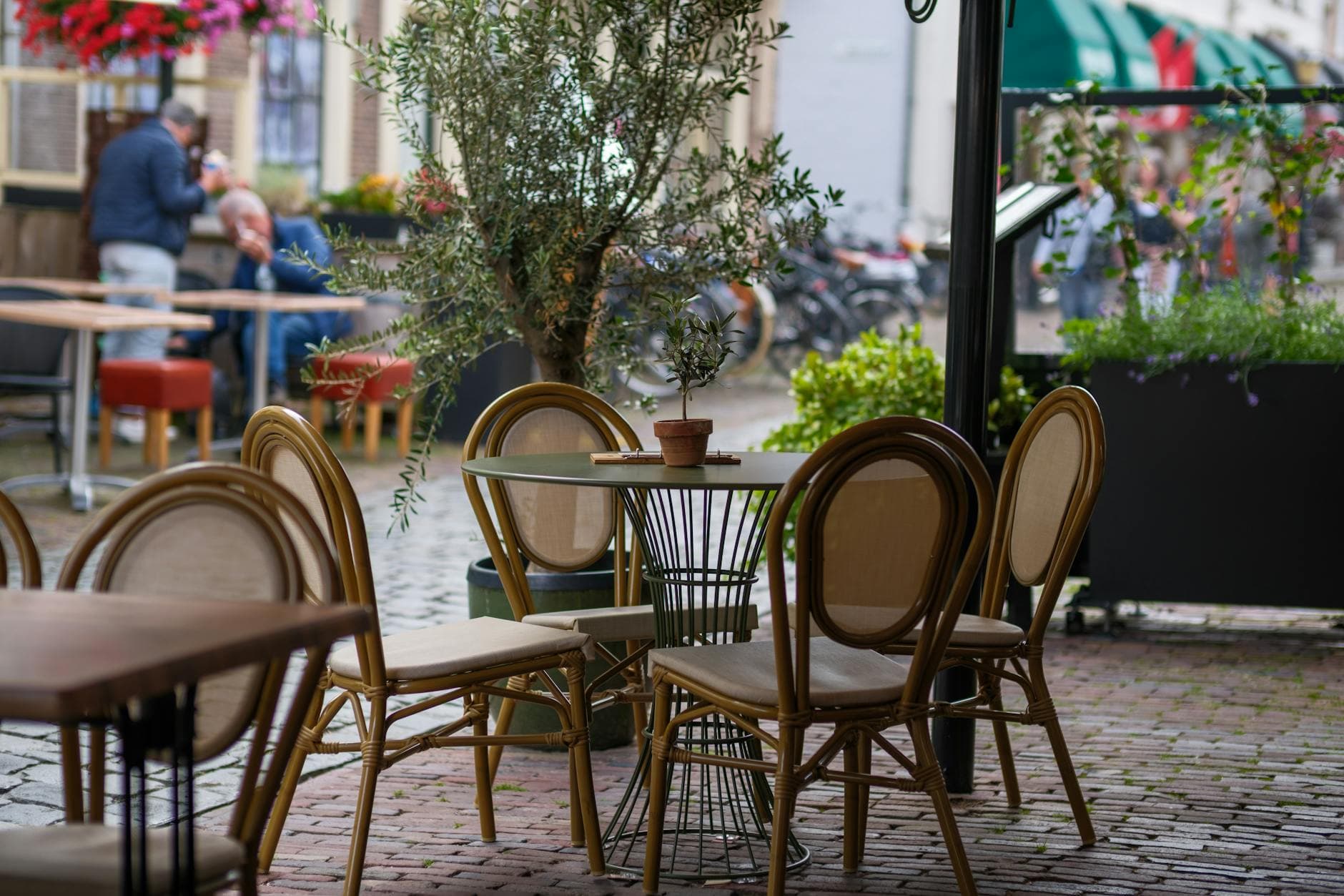 Rue commerçante du quartier Saint-Martin à Brest avec cafés et terrasses