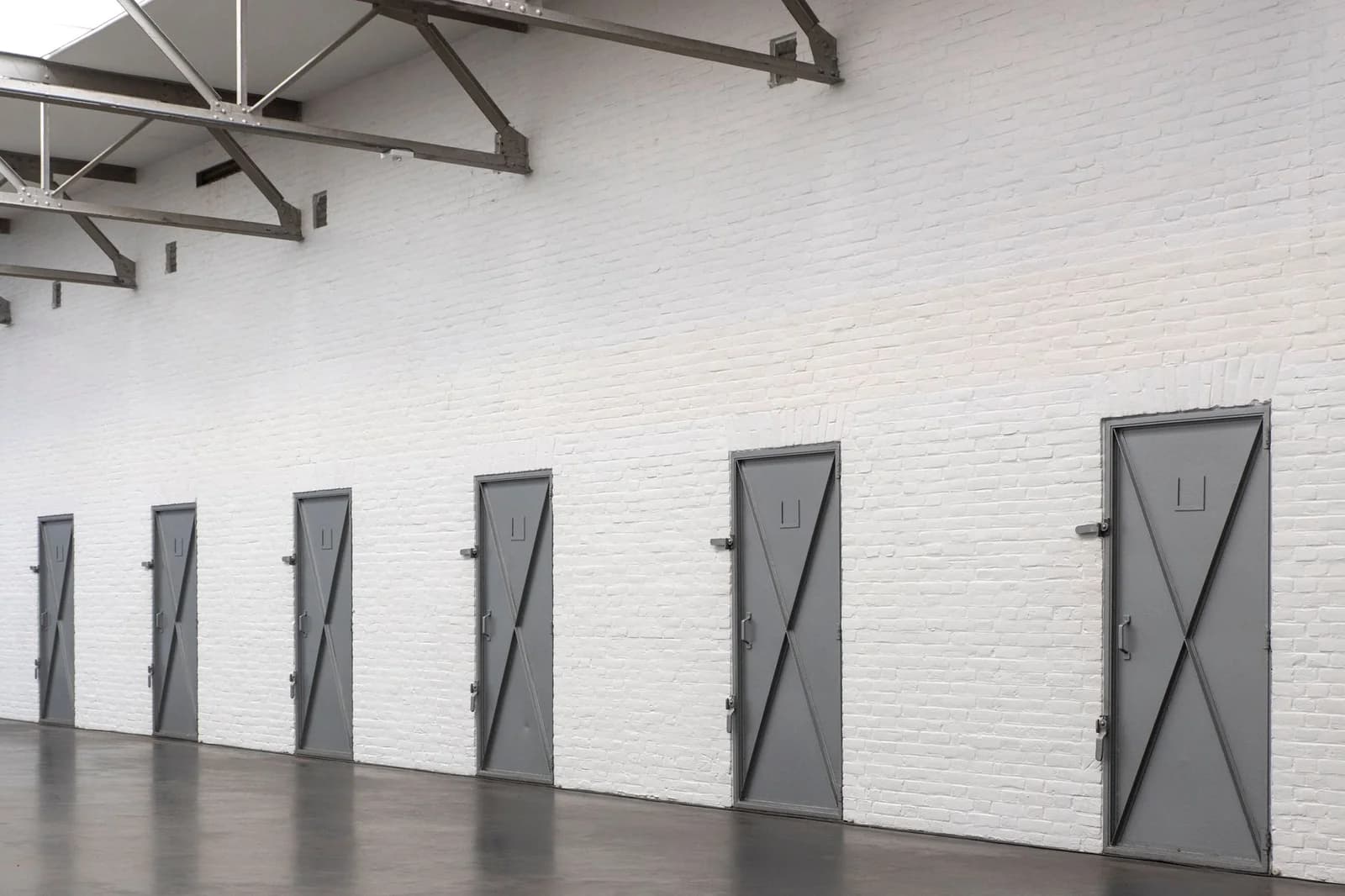 Intérieur d'un couloir de box de stockage avec portes métalliques alignées