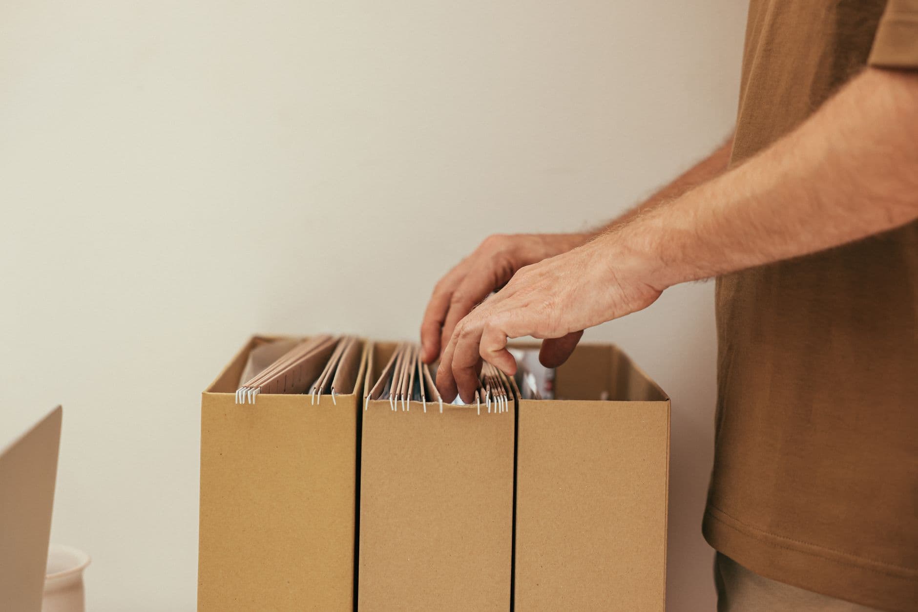 Cartons et meubles chargés dans un box de stockage vide bien rangé