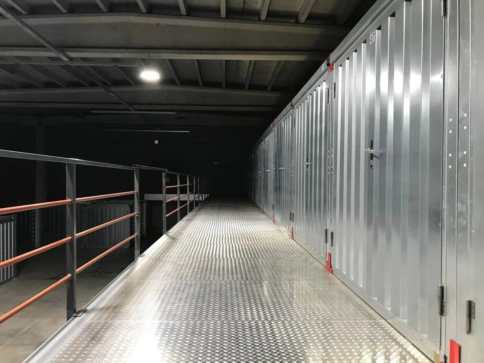 Boxes de stockage ouverts de différentes tailles dans un couloir de garde-meuble
